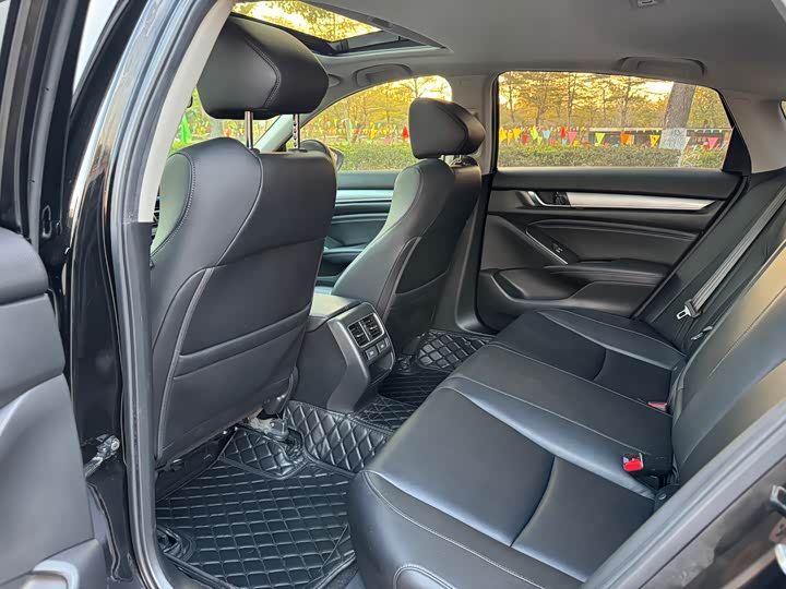 Фото 8 - Honda Accord