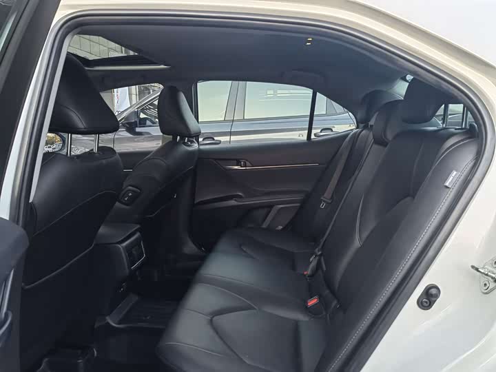 Фото 8 - Toyota Camry