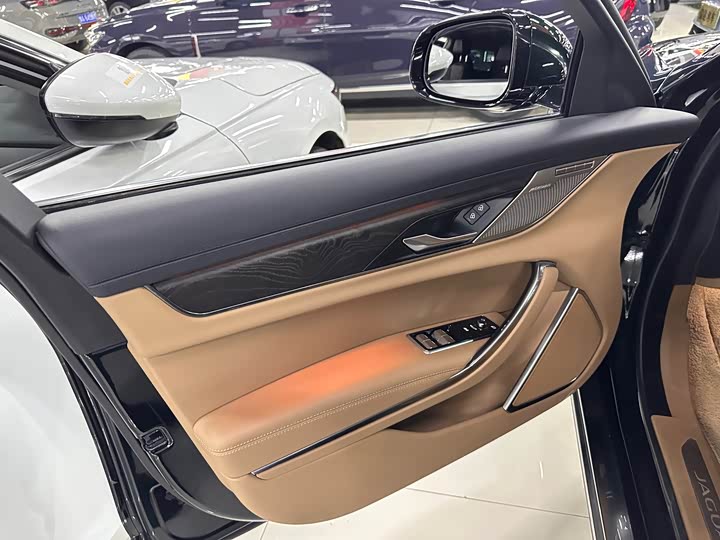 Фото 4 - Jaguar XF L