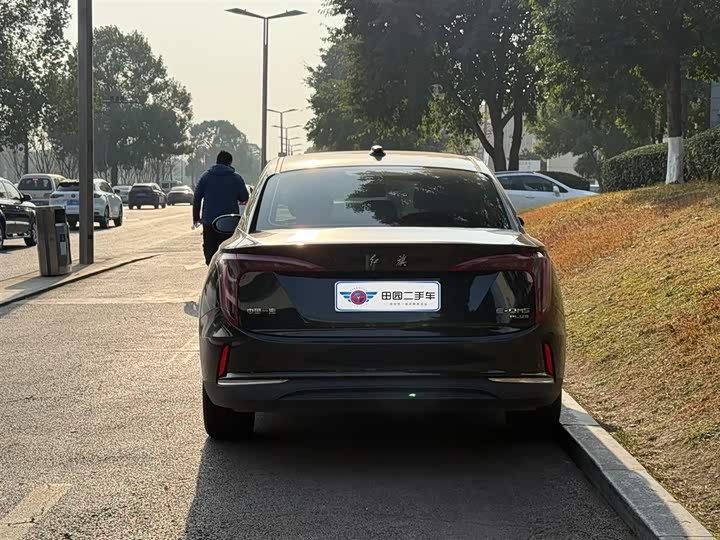 Фото 5 - Hongqi E-QM5