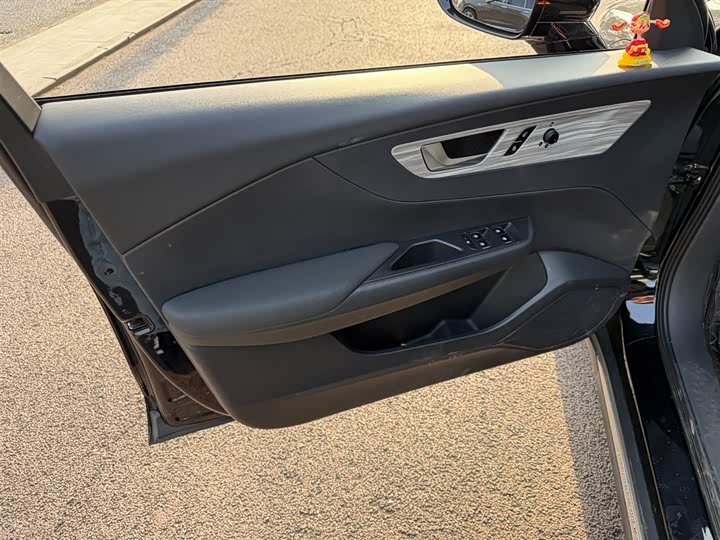 Фото 6 - Hongqi E-QM5