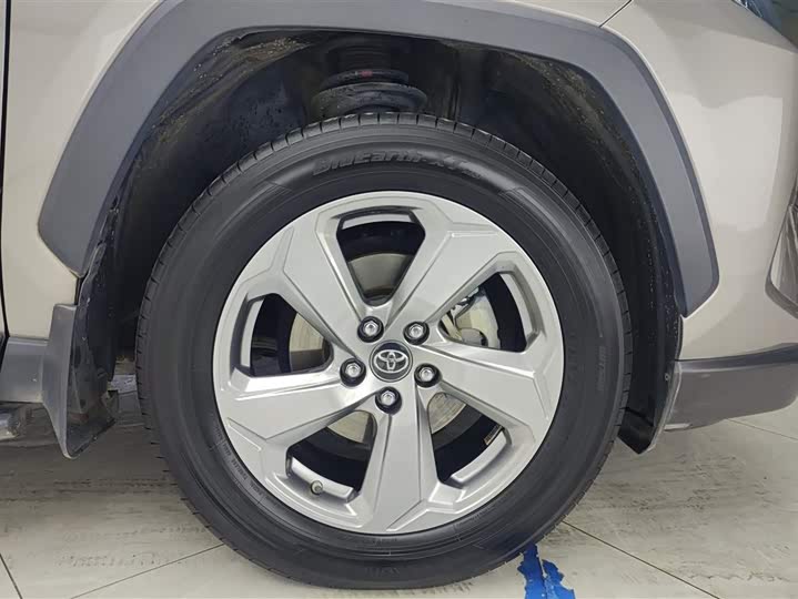 Фото 6 - Toyota RAV4