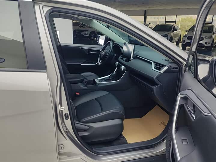 Фото 8 - Toyota RAV4