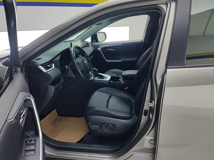 Фото 9 - Toyota RAV4