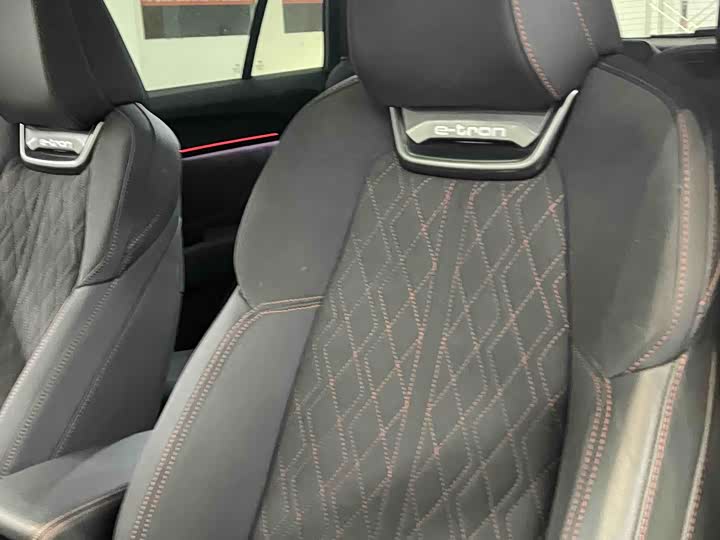 Фото 8 - Audi Q5 e-tron