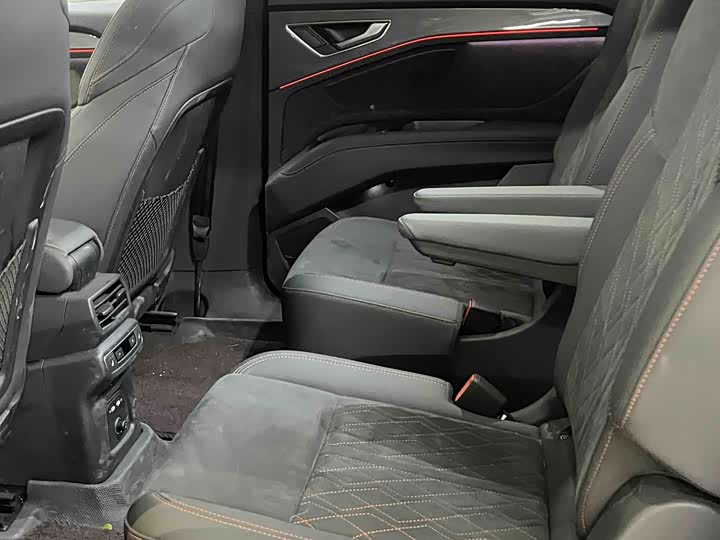 Фото 9 - Audi Q5 e-tron