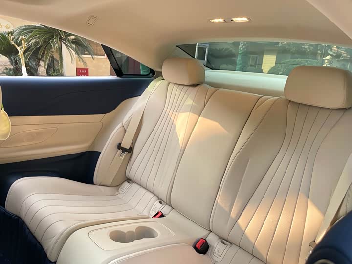 Фото 5 - Mercedes-Benz E-Class