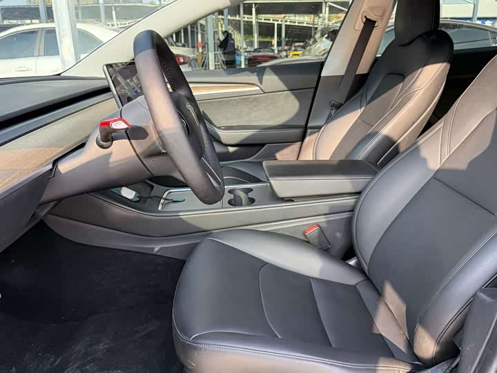 Фото 4 - Tesla Model 3