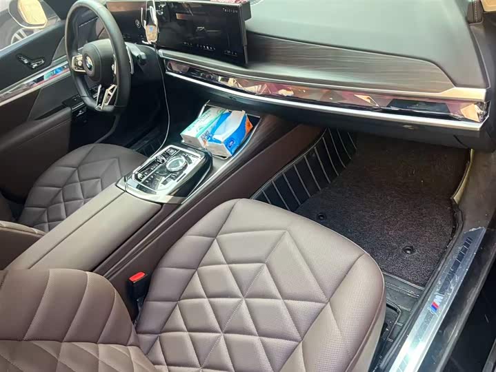 Фото 3 - BMW 7 Series