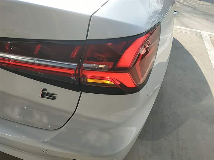 Фото 8 - Roewe i5