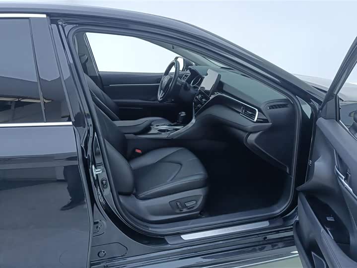 Фото 8 - Toyota Camry