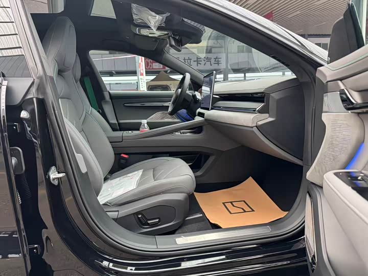 Фото 9 - Zeekr 001