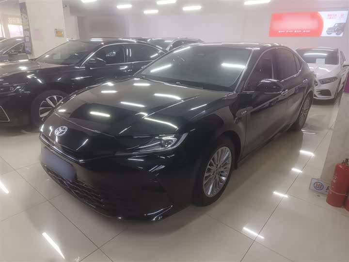 Фото 2 - Toyota Camry