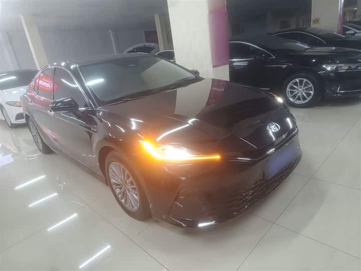 Фото 4 - Toyota Camry