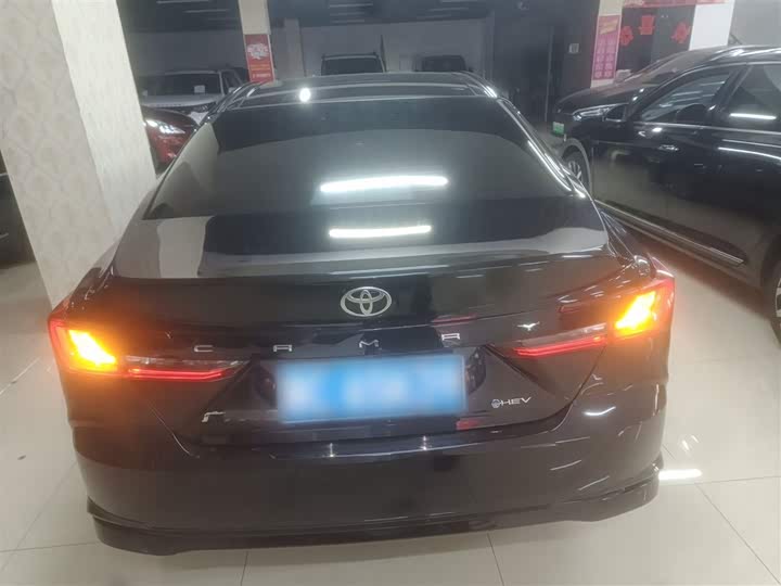 Фото 6 - Toyota Camry