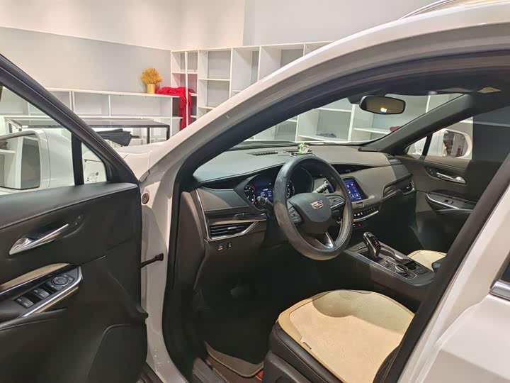 Фото 9 - Cadillac XT4