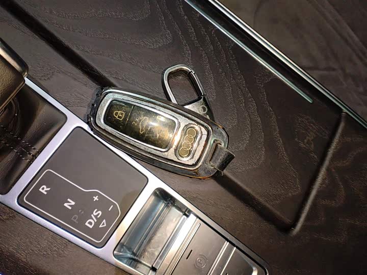 Фото 9 - Audi A6L