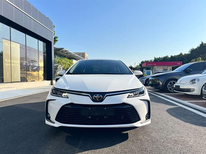 Фото 2 - Toyota Corolla