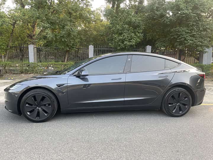 Фото 3 - Tesla Model 3