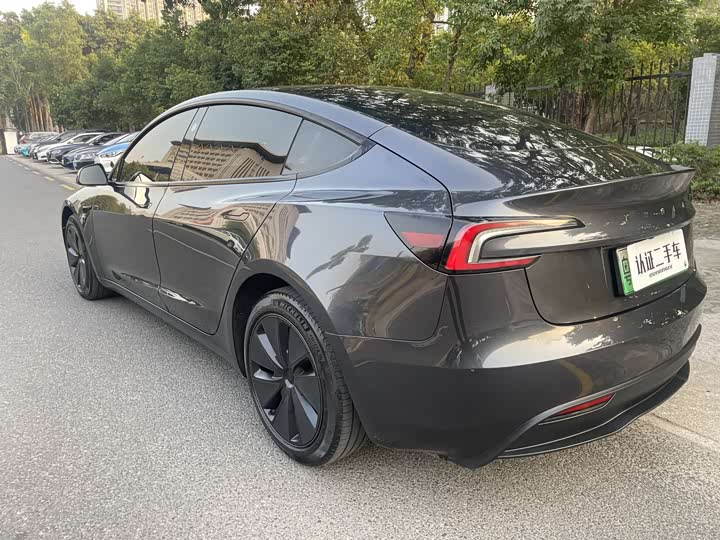 Фото 4 - Tesla Model 3