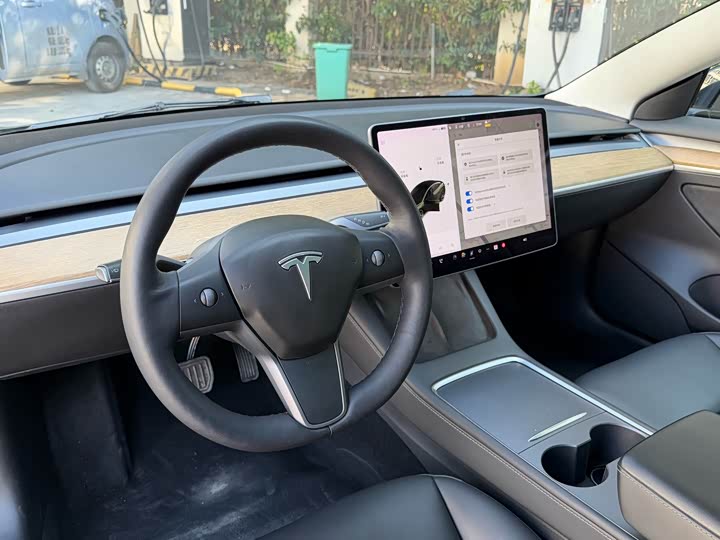 Фото 3 - Tesla Model 3