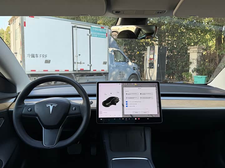 Фото 6 - Tesla Model 3