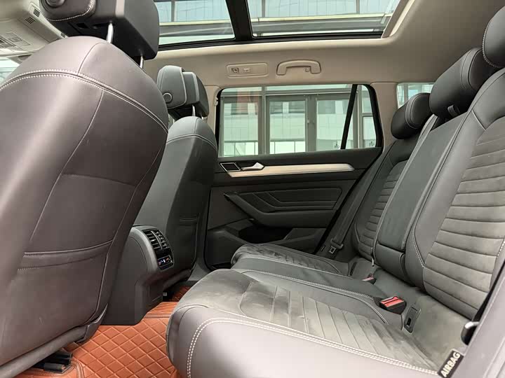 Фото 9 - Volkswagen Passat Variant