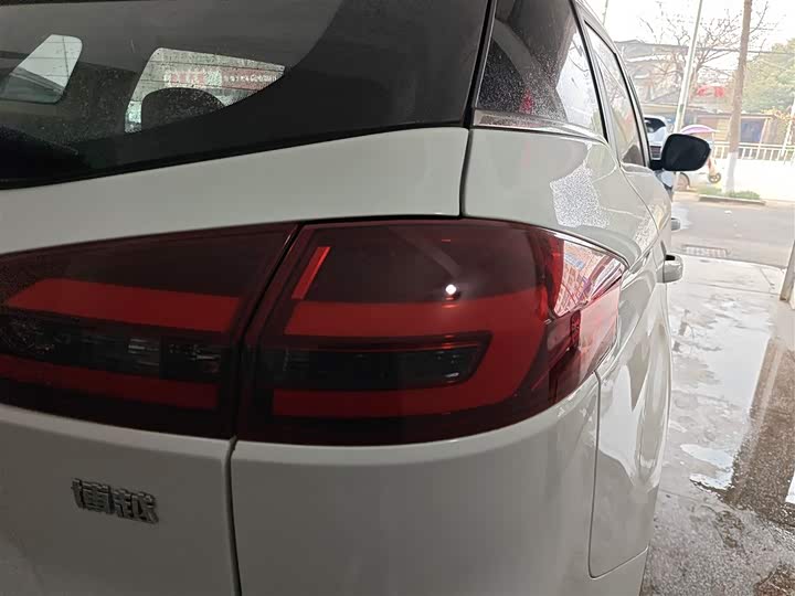 Фото 8 - Geely Atlas