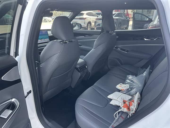 Фото 9 - Geely Atlas