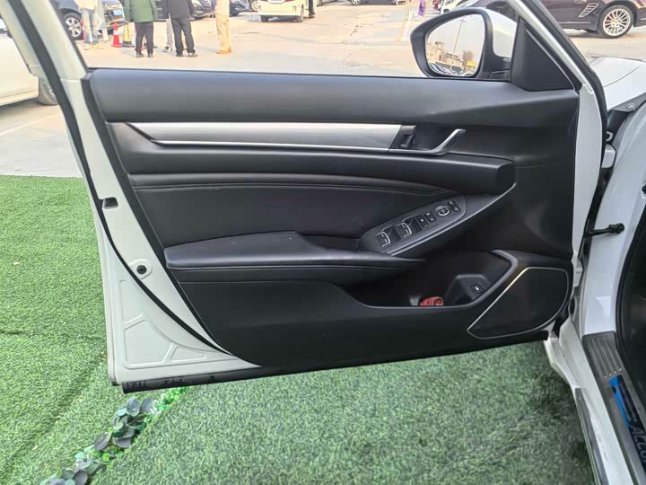 Фото 8 - Honda Accord