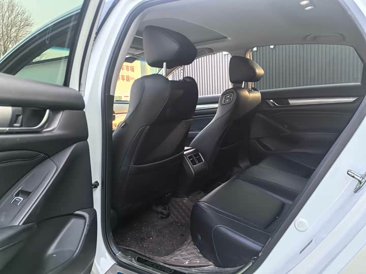 Фото 9 - Honda Accord