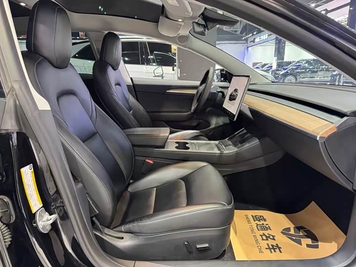 Фото 9 - Tesla Model 3