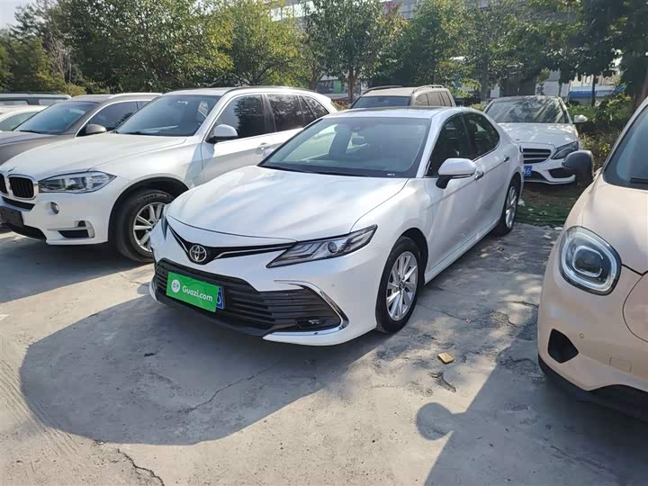 Фото 2 - Toyota Camry