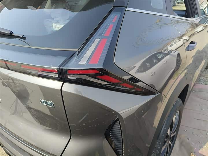 Фото 8 - Geely Atlas