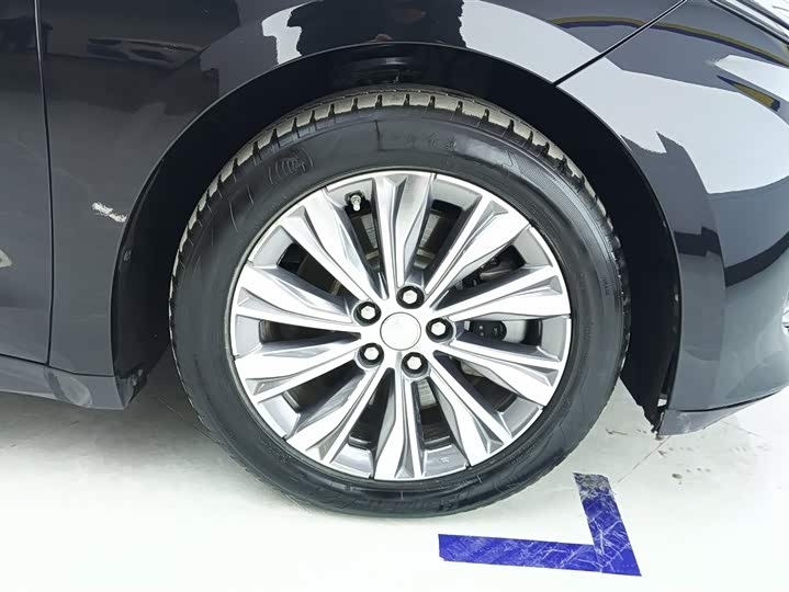 Фото 6 - Hongqi E-QM5