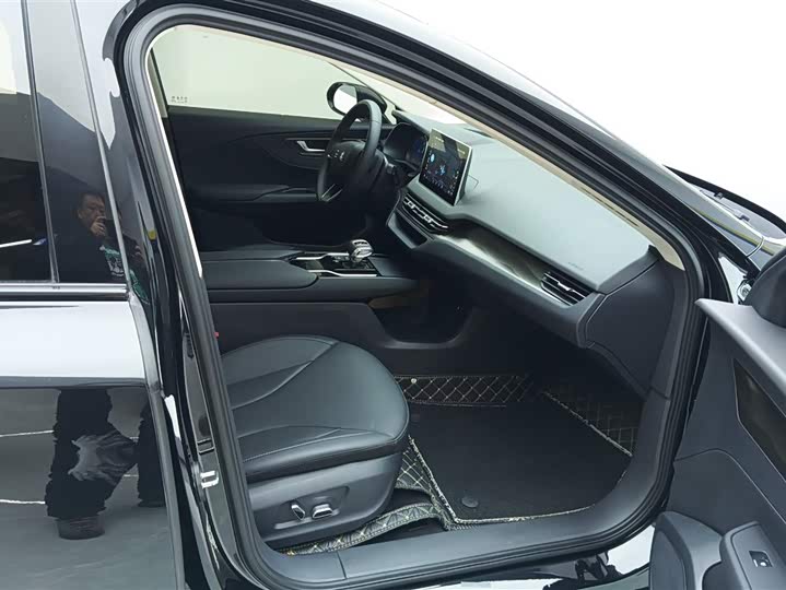 Фото 8 - Hongqi E-QM5