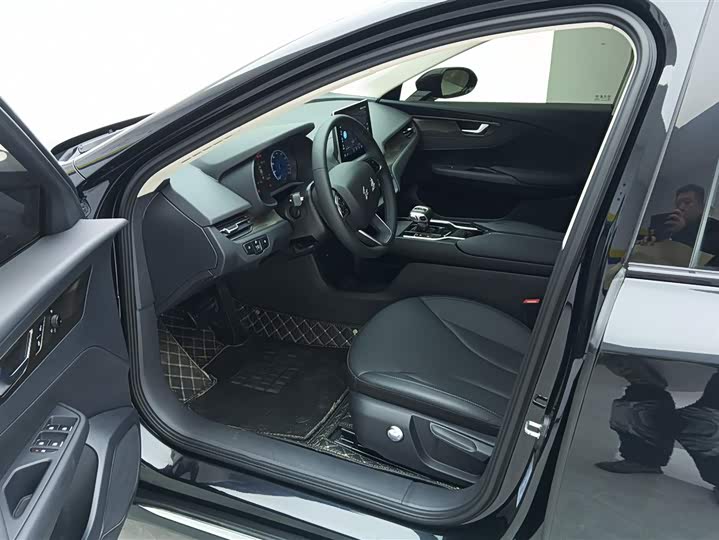 Фото 9 - Hongqi E-QM5