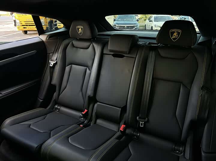 Фото 2 - Lamborghini Urus