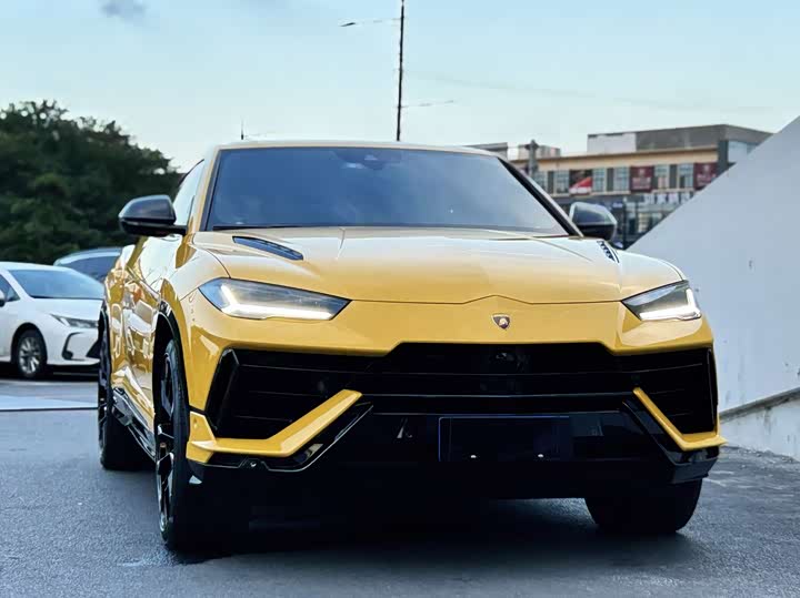 Фото 3 - Lamborghini Urus
