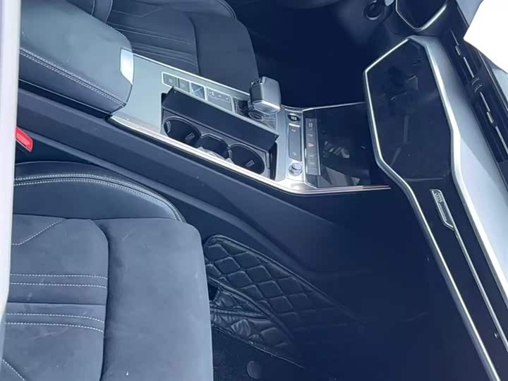 Фото 6 - Audi A7L