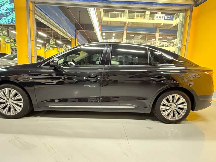 Фото 8 - Hongqi E-QM5