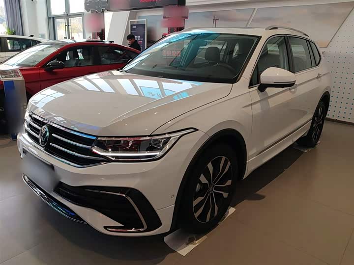 Фото 1 - Volkswagen Tiguan L Pro