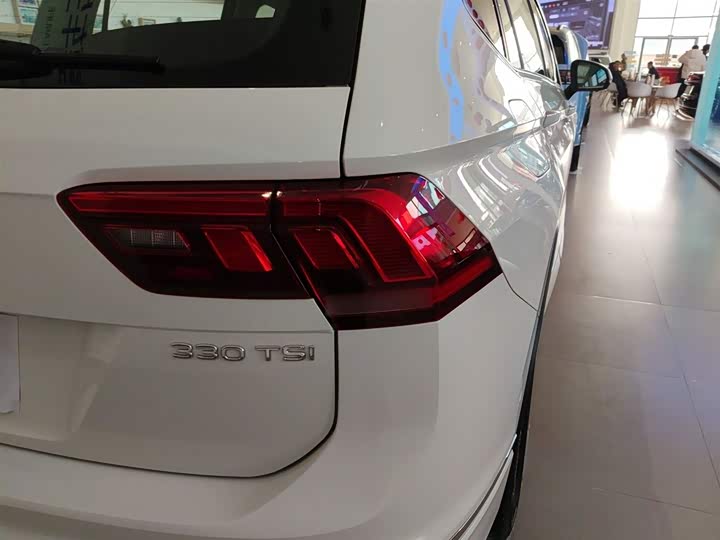 Фото 8 - Volkswagen Tiguan L Pro