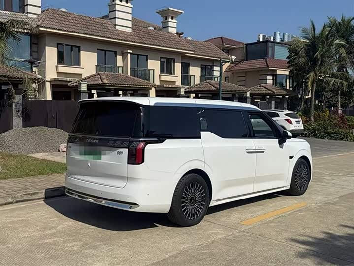 Фото 2 - Zeekr 009