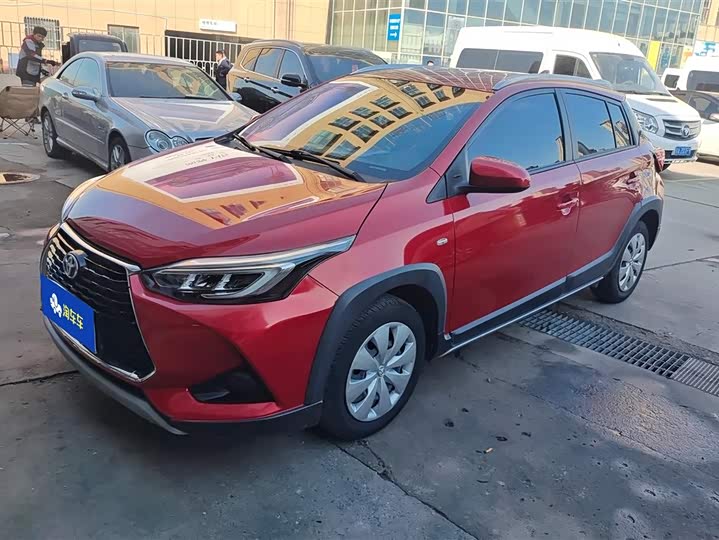 Фото 1 - Toyota Yaris L Hatchback