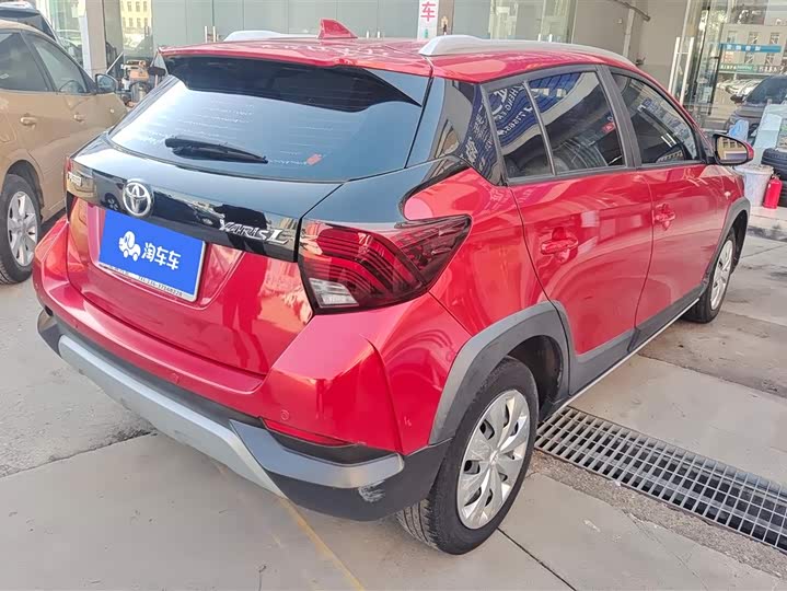 Фото 3 - Toyota Yaris L Hatchback