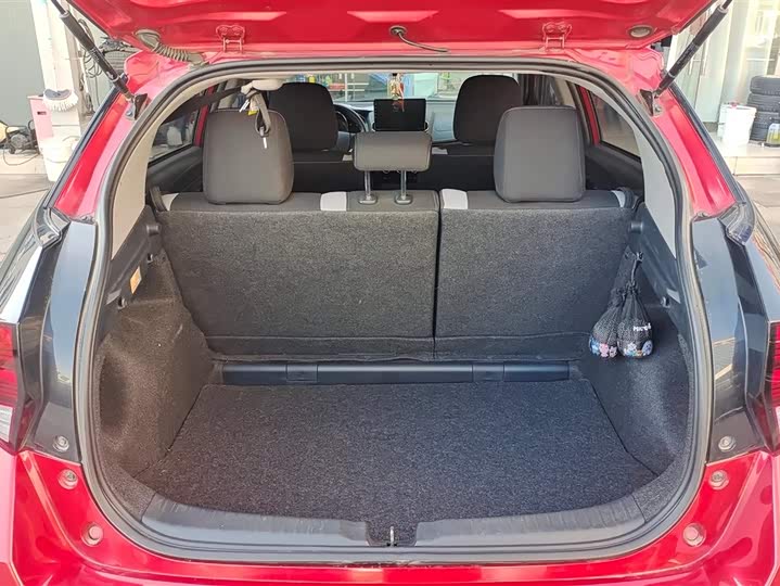 Фото 4 - Toyota Yaris L Hatchback