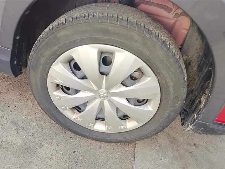 Фото 6 - Toyota Yaris L Hatchback