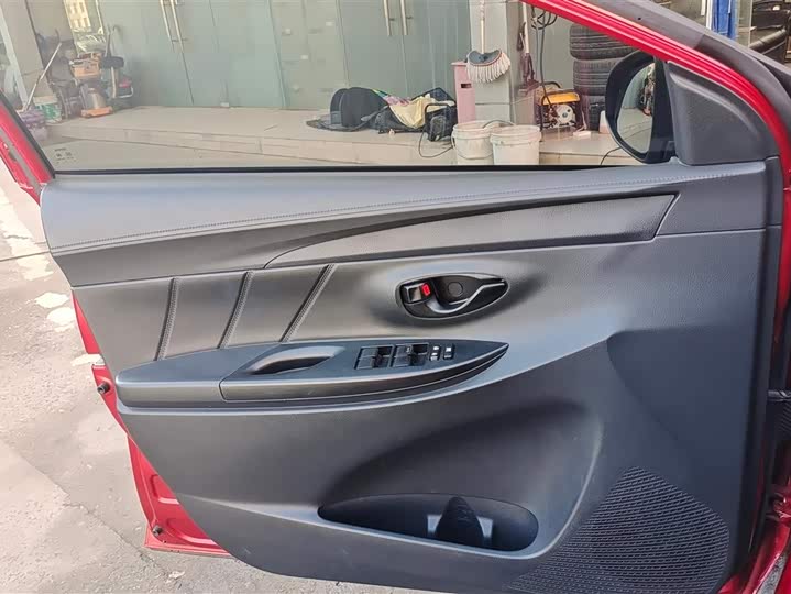 Фото 7 - Toyota Yaris L Hatchback