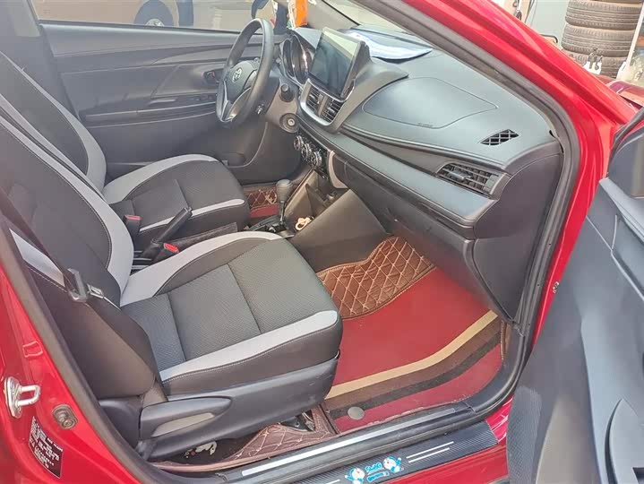 Фото 8 - Toyota Yaris L Hatchback